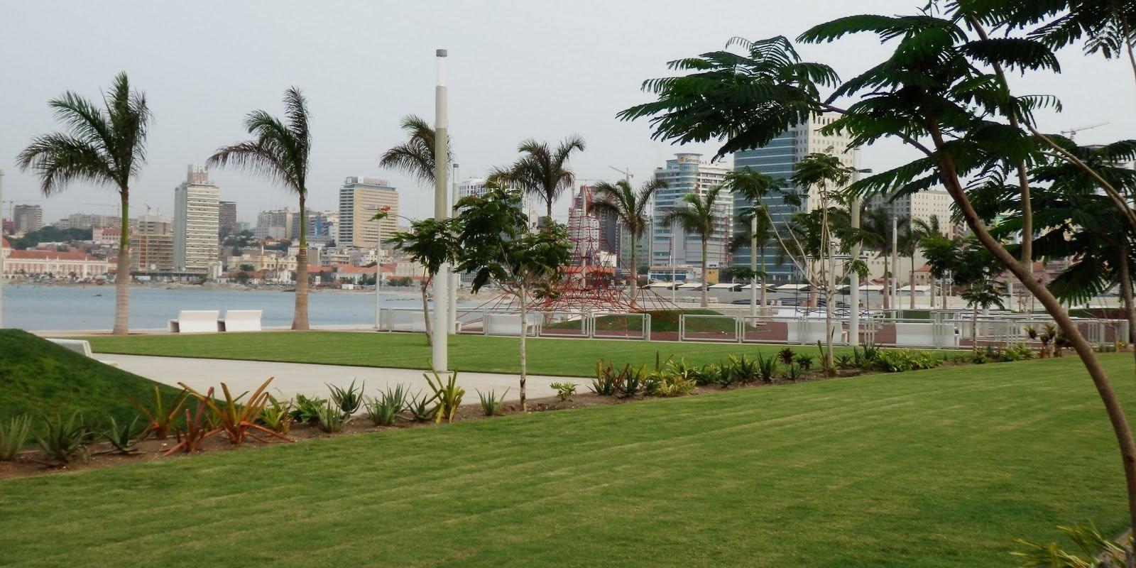 Relvado e palmeiras num espaço público de Luanda